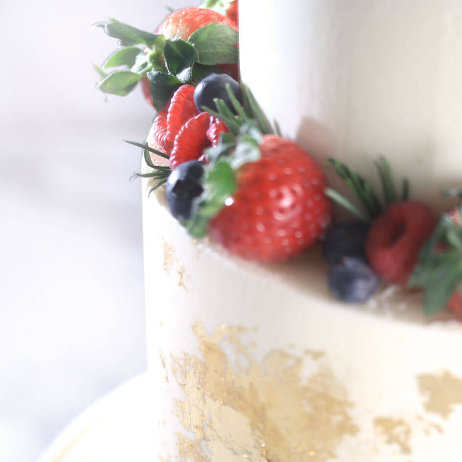 closeup_smooth_berries_goldleaf_wedding_cake_fitzbillies.jpg.jpg__PID:5c9ca12e-df92-4022-b91d-16137b6eaafe